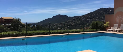 Piscine avec vue mer