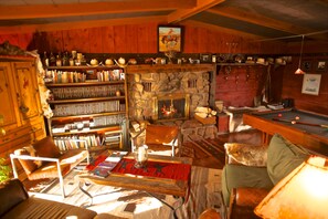 TR Room ~ Enjoy a game of pool, or sit by the fire and enjoy a book or a movie