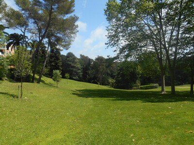 Apartment "Les Palmiers" with golf and swimming pool