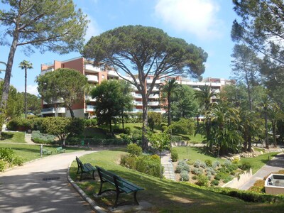 Apartment "Les Palmiers" with golf and swimming pool