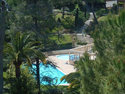 Apartment "Les Palmiers" with golf and swimming pool