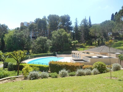 Apartment "Les Palmiers" with golf and swimming pool