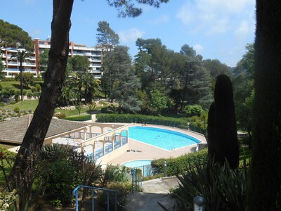 Apartment "Les Palmiers" with golf and swimming pool