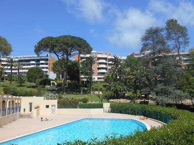 Apartment "Les Palmiers" with golf and swimming pool