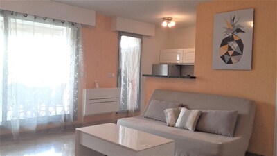 Apartment "Les Palmiers" with golf and swimming pool