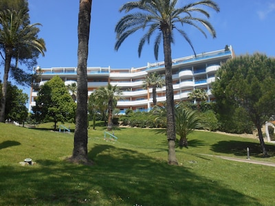 Apartment "Les Palmiers" with golf and swimming pool