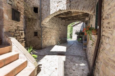 Casa de piedra en una pequeña torre medieval cerca de SPOLETO