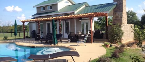 Pergola w/fans, FP, outdoor Liv/Din furniture, covered porch stocked w firewood 