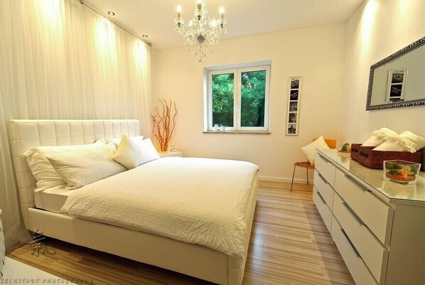 The White Crystal Room with a queen bed