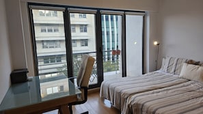 Chambre avec balcon et espace de travail