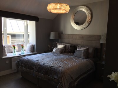 Kinsale Town House,interior designed,sleeps 16,6 bedroom 4 bath,1 night min stay