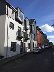 Kinsale Town House,interior designed,sleeps 16,6 bedroom 4 bath,1 night min stay