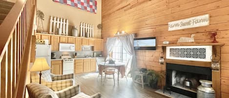 Feel at home in our Farmhouse cabin~ NEW March 2023~ furniture, decor, sleeps 8 