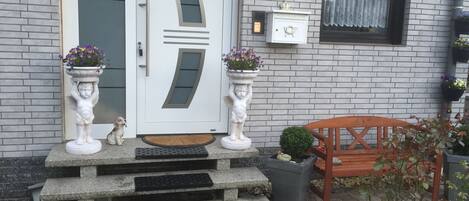 Eingang in die Ferienwohnung mit Sitz Gelegenheit