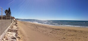 spiaggia davanti casa