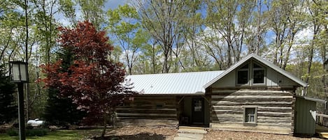 Springtime and mountains. Fire pit and fireplace. Bike park and hiking trails.