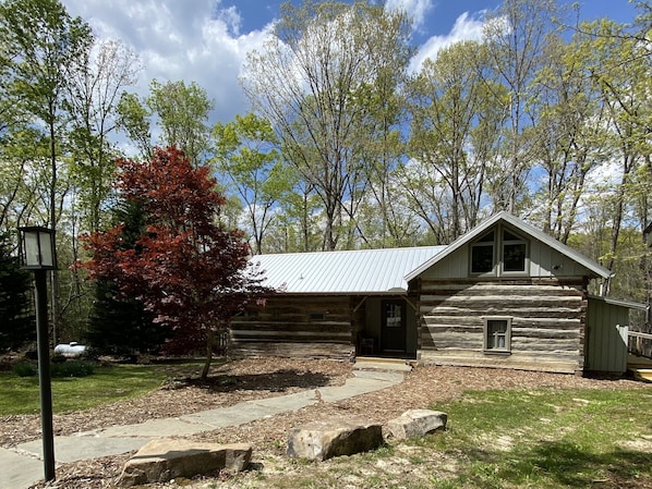 Springtime and mountains. Fire pit and fireplace. Bike park and hiking trails.