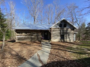 Stumphouse Cabin, renovated Spring, 2021. Ready for springtime and summer fun!