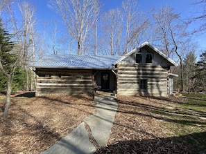 Stumphouse Cabin, renovated Spring, 2021. Ready for springtime and summer fun!