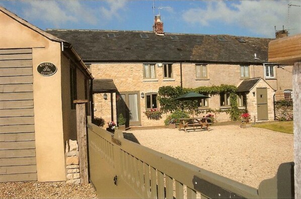 Pretty garden with seating for morning coffee, lunch or evening drinks