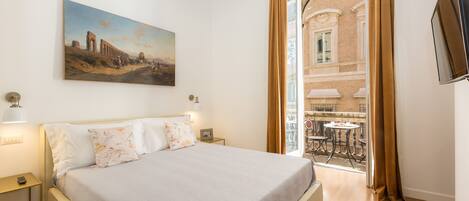 Bright bedroom with view on Via del Corso