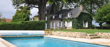 Demeure du Bost, manoir de charme en Creuse avec piscine pour 12 personnes