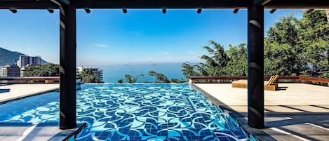 Balcony / Terrace,Pool view,Sea view,Swimming pool