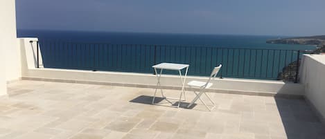 Dalla terrazza | blu a perdita d’occhio