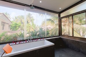 Luxurious villa with pool and well equipped kitchen