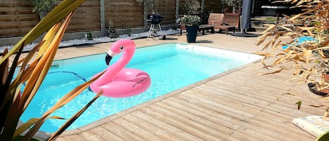 Piscine chauffée et sécurisé par un volet roulant électrique 