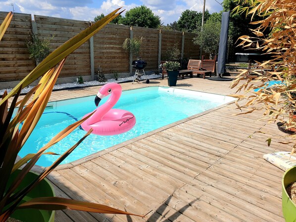 Piscine chauffée et sécurisé par un volet roulant électrique 