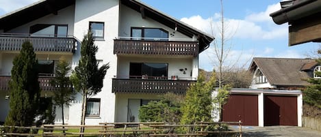 Het appartement rechts met balkon en garage.