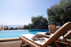 Private pool -sea view