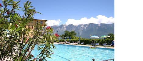 Unser Pool mit ca 250qm.
Liegen und Sonnenschirme gratis in ausreichender Menge.