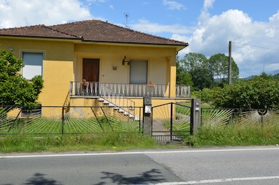 Gelbe Villa in Lunigiana-Toskana