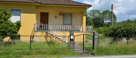 Yellow Villa in Lunigiana