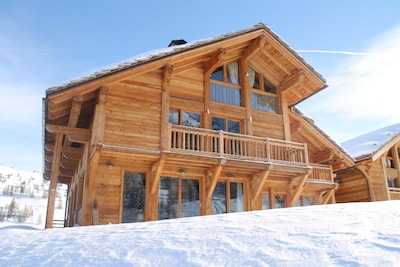 Character chalet, at the foot of the slopes, sleeps 8.