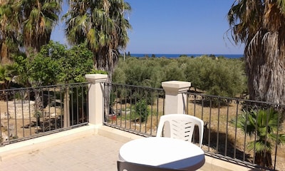 Villa inmersa en olivar de alcanfor a 1. 5 km de la playa