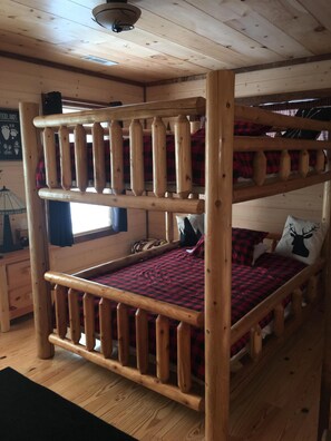 Full size bunks-sleeps 4 total