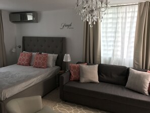 Habitación con cama Queen que permite acomodar a dos personas, incluye AC.