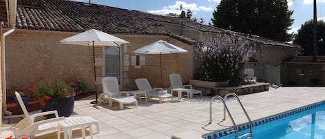 Pool Area outside Apartement Ruisseau