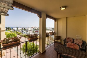 Terrace next to living an kitchen