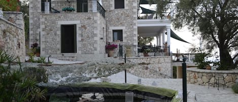 Villa Palazzo Lemonia mit Teich im Garten