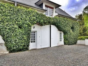 The Loft Apartment is located in the converted Winery over 2 floors.