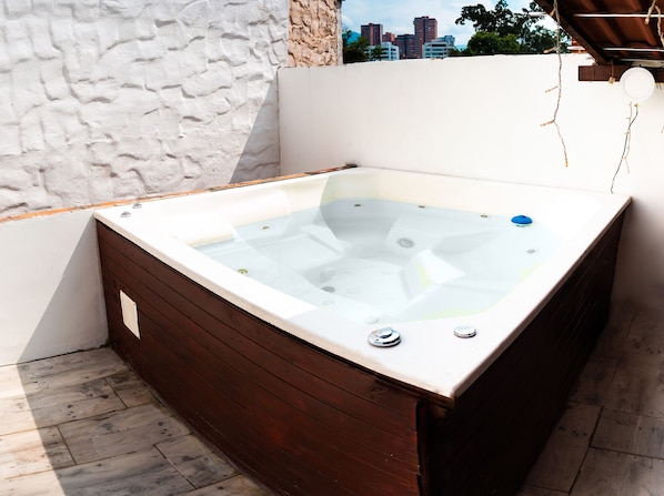 Bain à remous extérieur