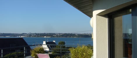 SUR LA TERRASSE A DROITE ON APERCOIT LES HAUBANS DU PONT DE L 'IROISE 