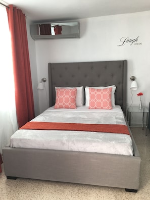 Habitación con cama Queen que permite acomodar a dos personas, incluye AC.