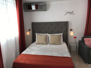 Habitación con cama Queen que permite acomodar a dos personas, incluye AC.