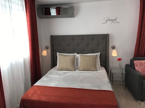 Habitación con cama Queen que permite acomodar a dos personas, incluye AC.