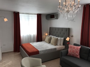 Habitación con cama Queen que permite acomodar a dos personas, incluye AC.